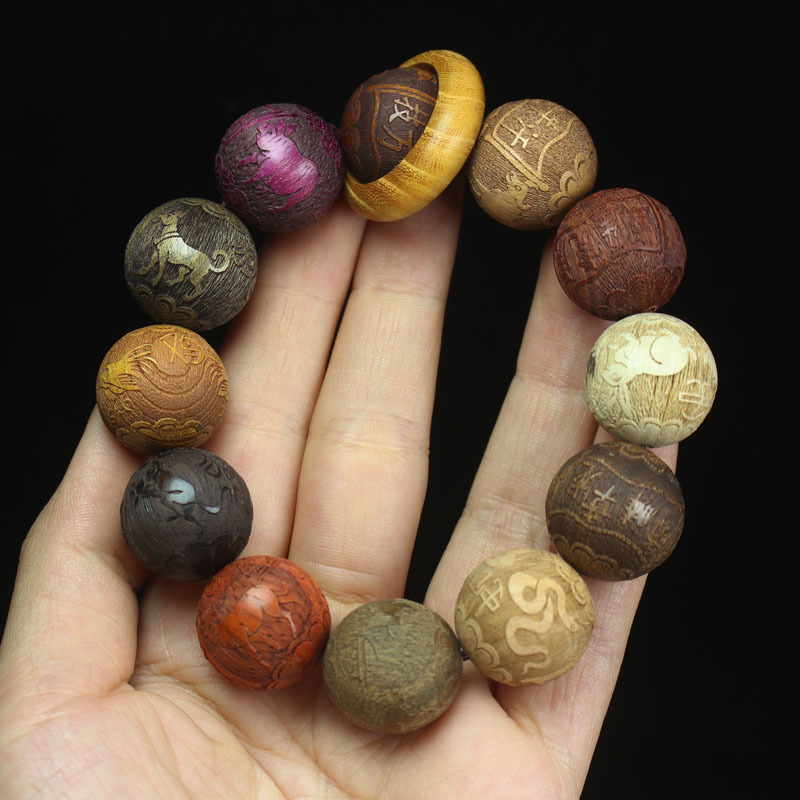 Running Gear Design - Gelang Buddha kayu cendana bergaya etnik,